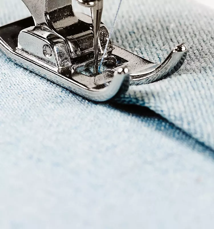 Machine À Coudre Et Un Ensemble D'accessoires À La Broderie, Mercerie,  Accessoires De Couture Vue De Dessus, Lieu De Travail De Couturière, De  Nombreux Objets Pour Travaux D'aiguille, Fait À La Main