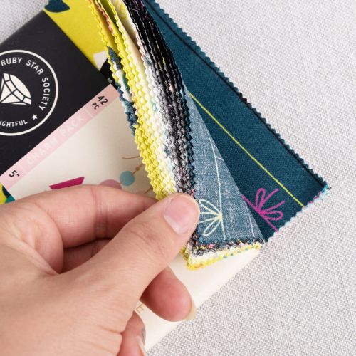 PRÉCOUPÉ CHARM PACK ADORN PAR RASHIDA COLEMAN HALE POUR RUBY STAR SOCIETY & MODA