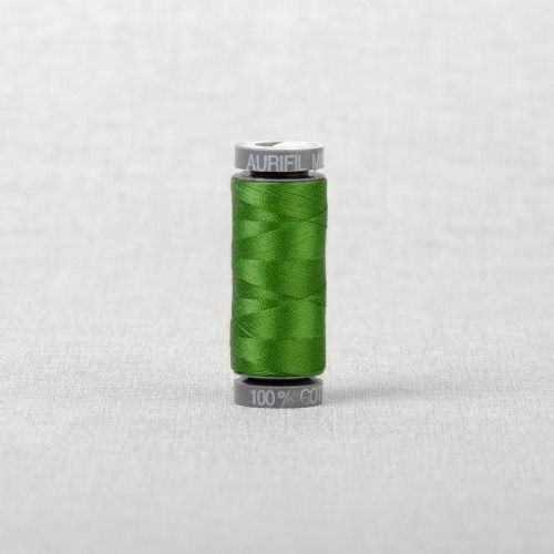 FIL DE COTON AURIFIL MAKO 28 100M - 5018 VERT HERBE FONCÉ