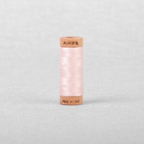 FIL DE COTON AURIFIL MAKO 80 274M - 2410 ROSE PÂLE