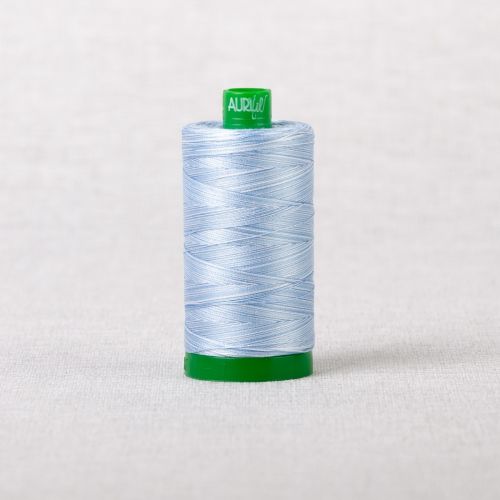 FIL DE COTON MOIRÉ AURIFIL MAKO 40 1000M - 3770 DENIM DÉLAVÉ À LA PIERRE