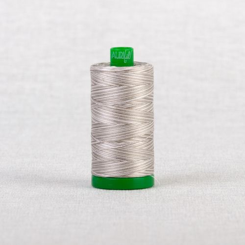 FIL DE COTON MOIRÉ AURIFIL MAKO 40 1000M - 4670 RENARD ARGENTÉ