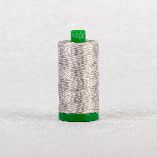 FIL DE COTON MOIRÉ AURIFIL MAKO 40 1000M - 4670 RENARD ARGENTÉ