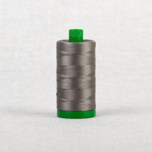 FIL DE COTON AURIFIL MAKO 40 1000M - 5004 GRIS FUMÉE