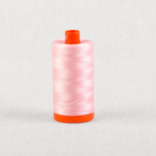 FIL DE COTON AURIFIL MAKO 50 1300M - 2423 ROSE BÉBÉ