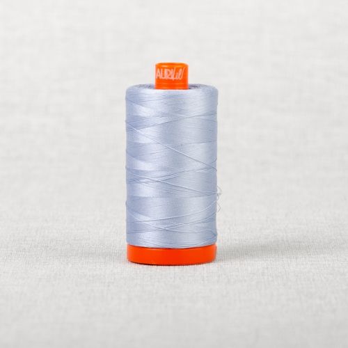 FIL DE COTON AURIFIL MAKO 50 1300M - 2710 ŒUF DE MERLE PÂLE