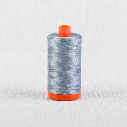 FIL DE COTON MOIRÉ AURIFIL MAKO 50 1300M - 3770 DENIM DÉLAVÉ À LA PIERRE