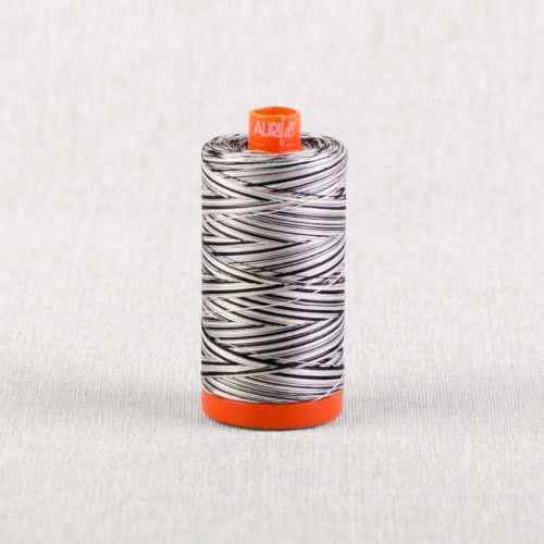 FIL DE COTON MOIRÉ AURIFIL MAKO 50 1300M - 4652 RÉGLISSE TWIST