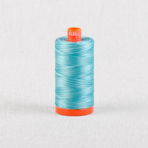FIL DE COTON MOIRÉ AURIFIL MAKO 50 1300M - 4663 YEUX BLEUS BÉBÉ
