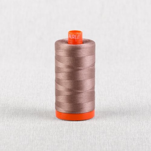 FIL DE COTON AURIFIL MAKO 50 1300M - 6731 TIRAMISU